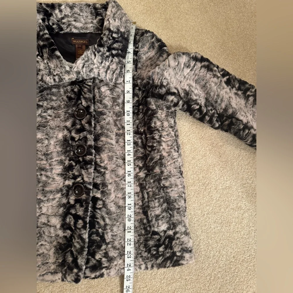 NWOT Monochrome Faux Fur Women’s Coat Size Small - Picture 8 of 9